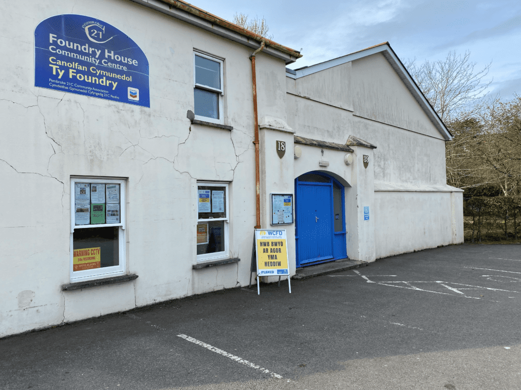 Pembroke Hwb Bwyd Ar Agor sign 3